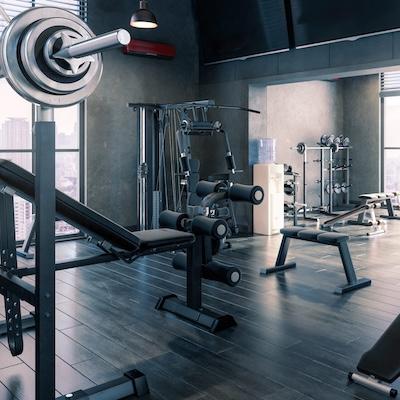 Modern ausgestattetes Fitnessstudio mit Trainingsgeräten, symbolisch für Leistungsdiagnostik, Muskelanalyse und medizinische Laboruntersuchungen zur Optimierung von Gesundheit, Fitness und Stoffwechsel.