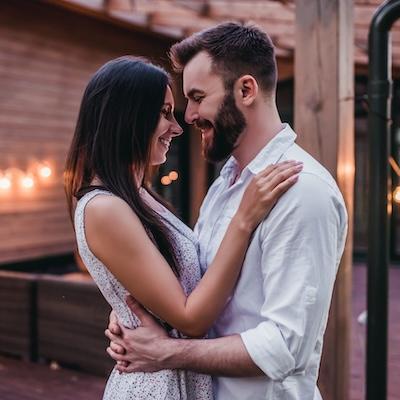 Glückliches Paar in enger Umarmung, symbolisch für sexuelle Gesundheit und medizinische Labordiagnostik zur Früherkennung von sexuell übertragbaren Infektionen wie Chlamydien, HIV und anderen STI.